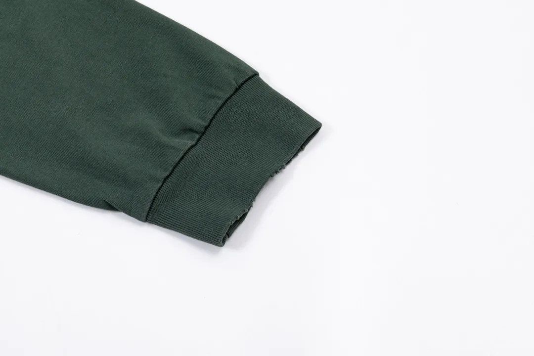 P220 CHROME HEARTS LoGo is fashionable and elegant, with dropped shoulders. The fabric is made of 26s double-yarn combed cotton compact spinning yarn with a weight of 280. It is matched with 1*1 Salona rib. The fabric is fermented and has a loose fit. Color: dark green (washed with holes) size: S～XXL